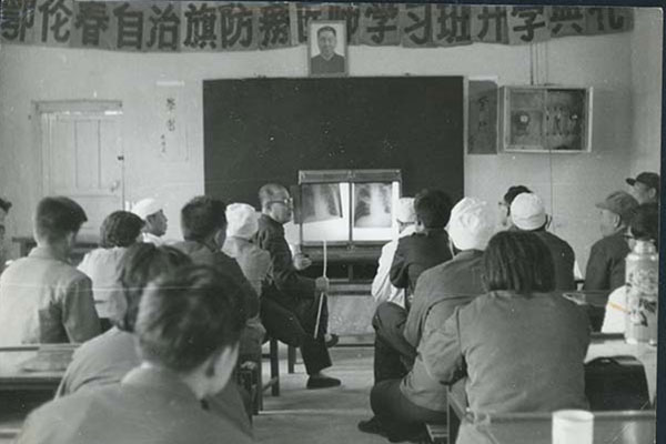 1980年裘祖源在鄂伦春讲课