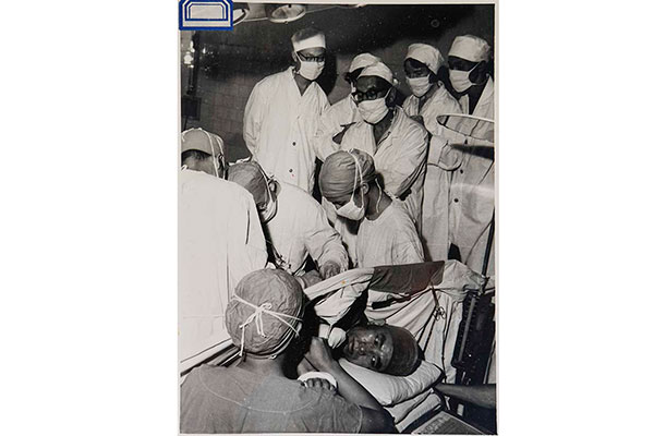 1972基辛格代表团参观针麻开胸手术（1972.2.24)