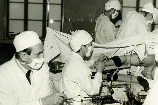 1971 外宾在参观针麻手术