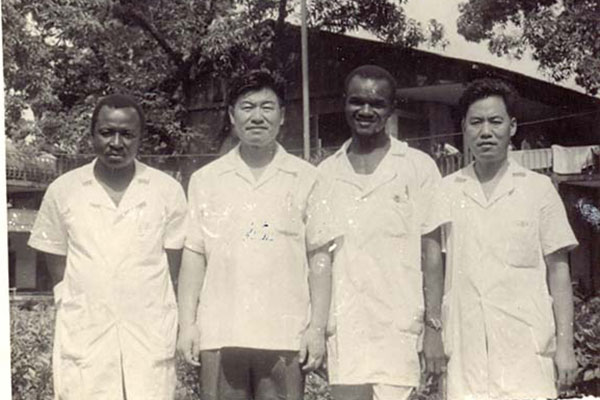 1970 我院援非医疗队员与当地人民在一起