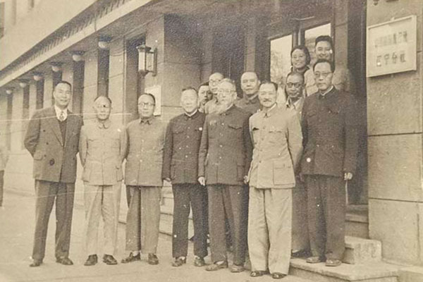 1963 卫生部医学科学委员会结核病专题委员会成员合影。第一排左起：石华玉 邹邦柱 朱尔梅 范秉哲 吴绍青（主任委员） 何穆（副主任委员） 第二排左起：穆魁津 王明聚 刁有道 裘祖源 第三排左起：严碧涯（秘书） 李晖（1963.7）