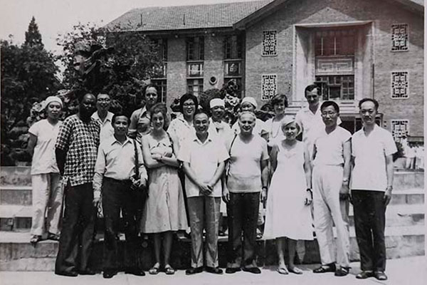 1958 外国医生针灸学习班学员来我院参观针麻