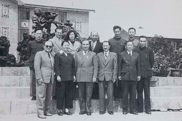 1958年5月，李德全部长（左二）陪同阿尔巴尼亚外宾参观我院