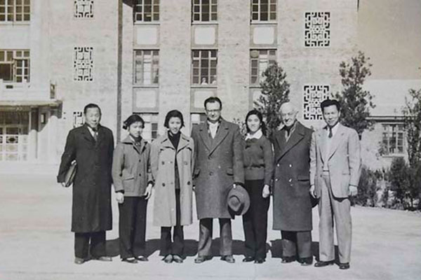 1957年10月，法国专家来我院访问