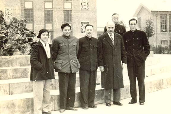 1957年11，月阿根廷专家来我院访问