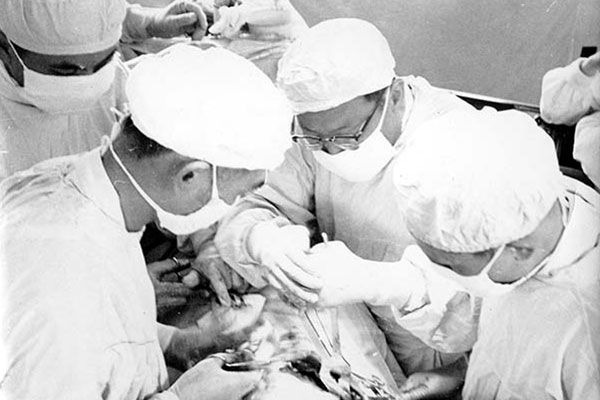 1956 我国第一例胸椎结核开胸病灶清除术  参加者范秉哲、田武昌、林伟、吴启秋。