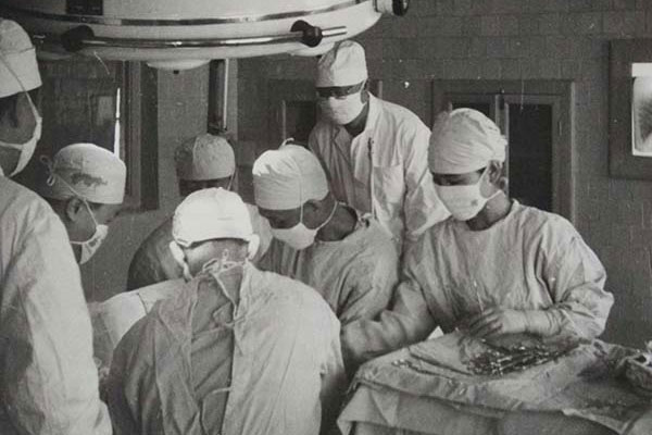 1955 我院首例手术。跟骨结核病人，在局部麻醉下施行病灶根除手术。